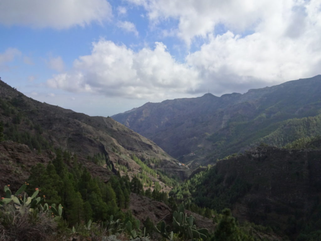 Im Tal liegt das Dorf La Laja, da müssen wir hinunter.