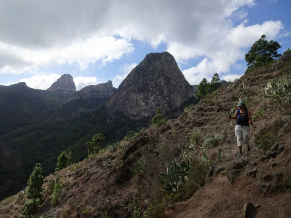 Der Ausblick auf die los Roques-Familie begleitet uns wirklich den ganzen Abstieg.