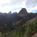 Das ganze Panorama: recht unser Abstiegsweg, in der Mitte die Roques und links müssen wir irgendwo wieder hoch - bis kurz von den Roque de Agano (2.v.l.) müssen wir.