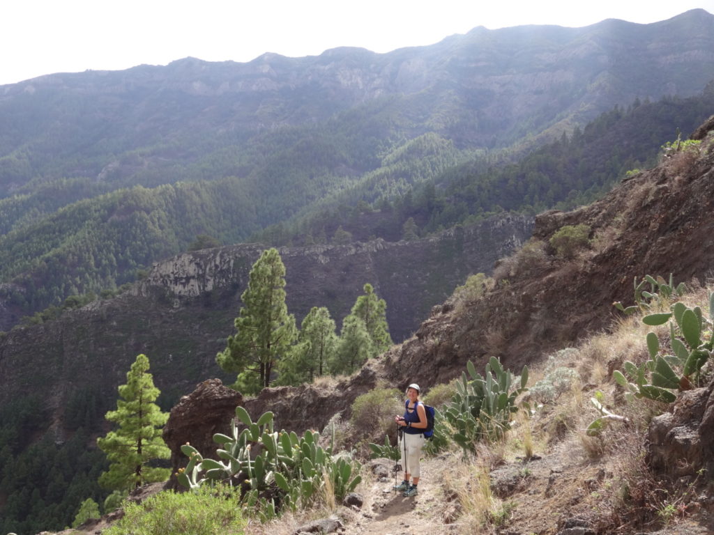 Mareike inmitten von Kakteen.