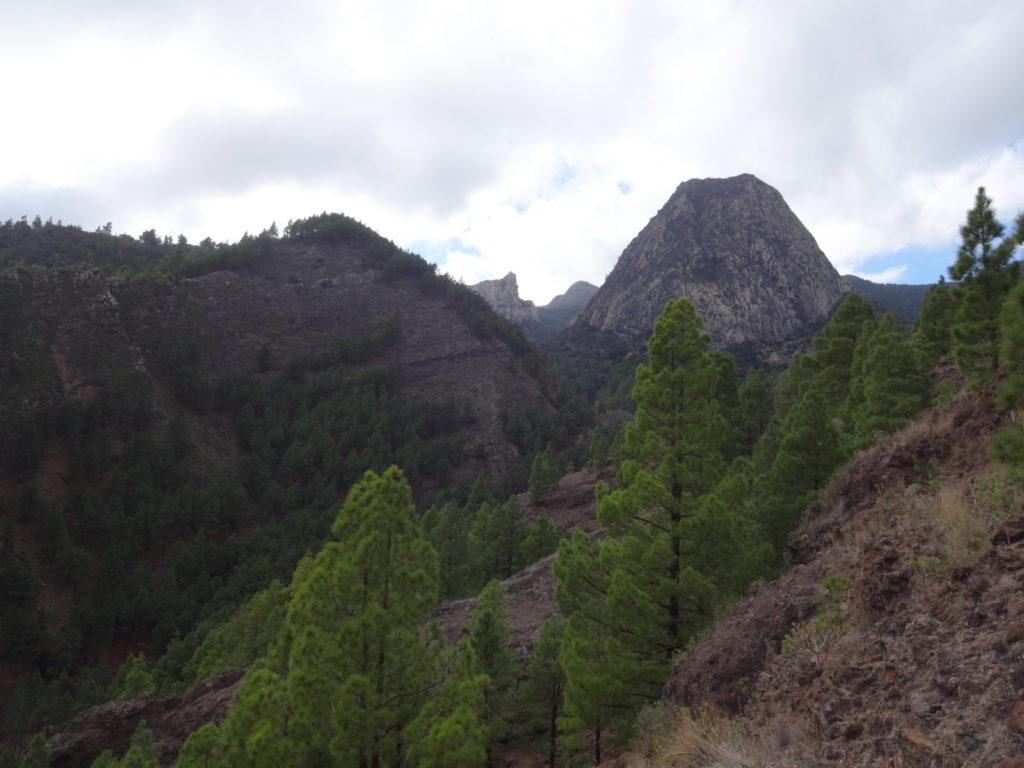 Jetzt sind wir so weit unten, dass man nur noch den Roque de Ojila richtig sehen kann.