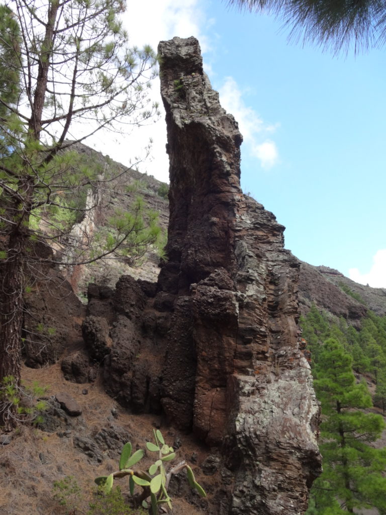Reste einer Lava-Mauer. Mehr sieht man im Hintergrund...