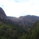 Unser Abstiegsweg: Auf dem Grat rechts hinter dem Roque Ojila parken wir und sich erst den Grat und dann die schräge Linie am Hang herunter gelaufen.