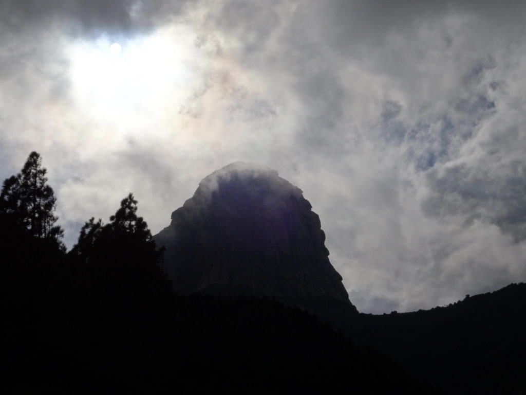 Der Roque de Agando hüllt sich in Wolken.