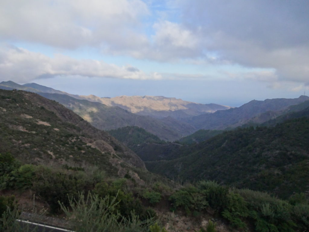 Rückblick: Mitte bis rechts unsere Aufsiegsroute, hinten die Berge von gestern.