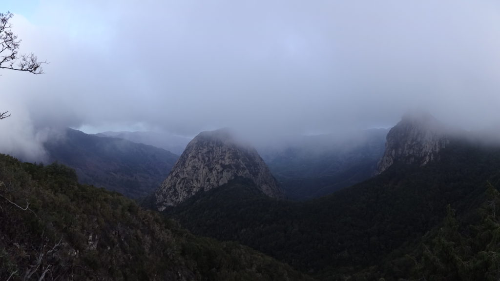 Ein letzter Blick auf die Steine: Es ist schon spät und die Wolkenvorhänge werden geschlossen.