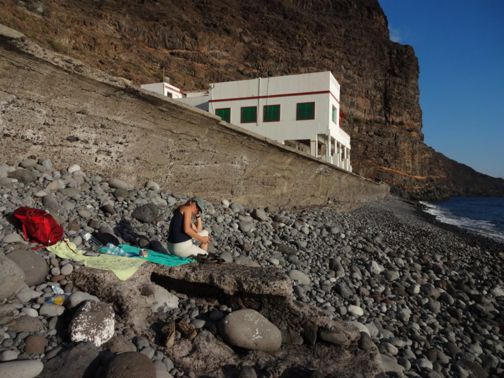 Wir setzen uns trotzdem an den Strand. Die vorderen 180° sind ja schön. Zum Baden ist es hier aber eher ungeeignet.
