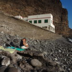 Wir setzen uns trotzdem an den Strand. Die vorderen 180° sind ja schön. Zum Baden ist es hier aber eher ungeeignet.